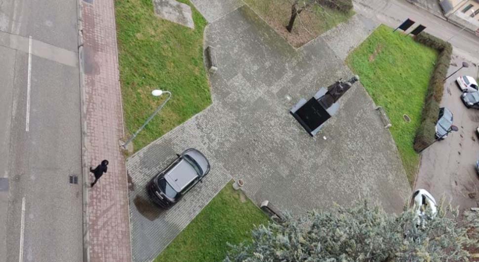 Parking spomenik.JPG